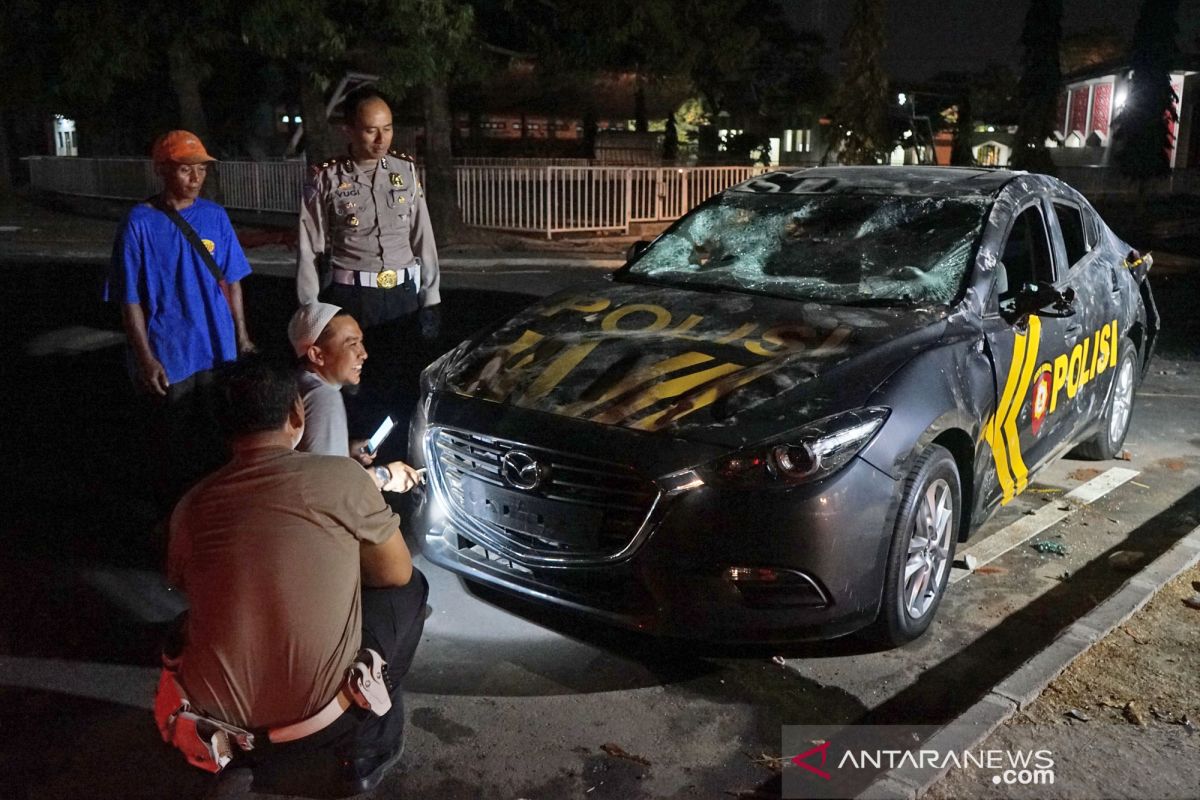 Kericuhan PSIM Yogyakarta kontra Persis Solo, dua mobil polisi jadi sasaran suporter