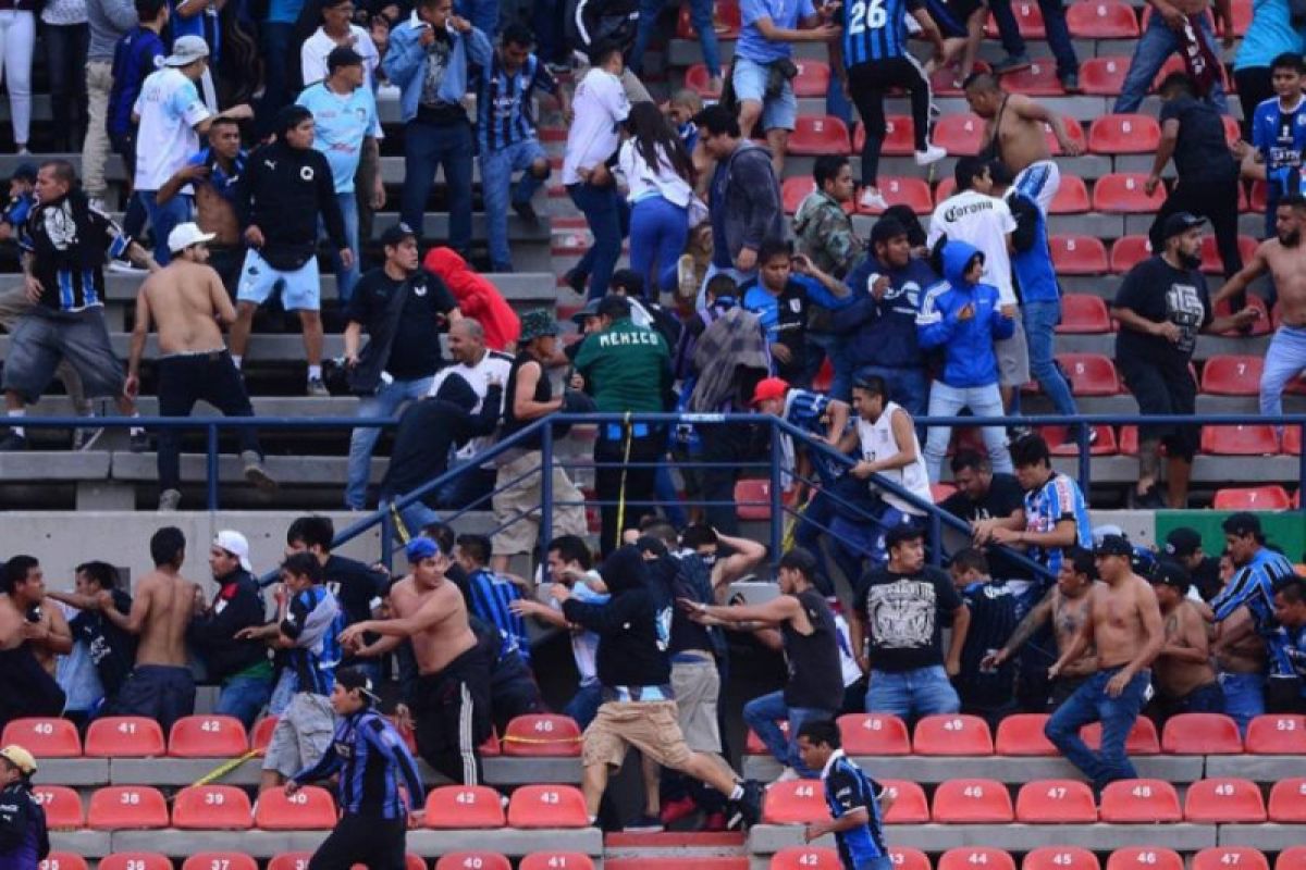 Laga liga Meksiko dihentikan gara-gara penonton rusuh