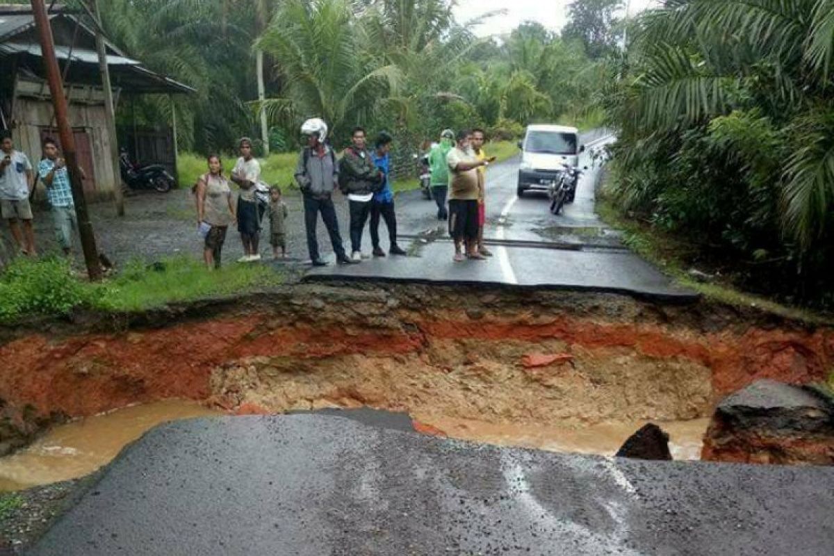 Warga Baturaja OKU harapkan  jalan putus segera diperbaiki