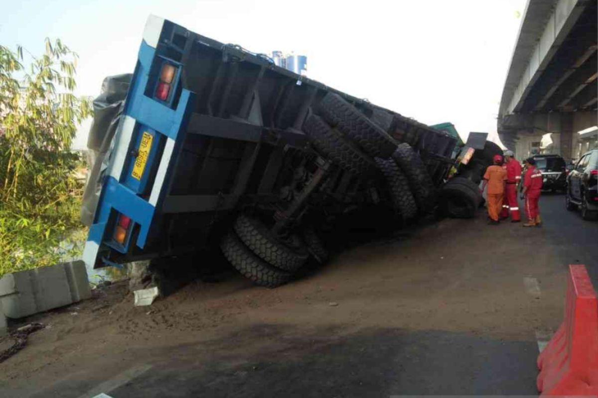 Truk terguling di ruas Tol Jakarta-Cikampek akibat kelebihan muatan