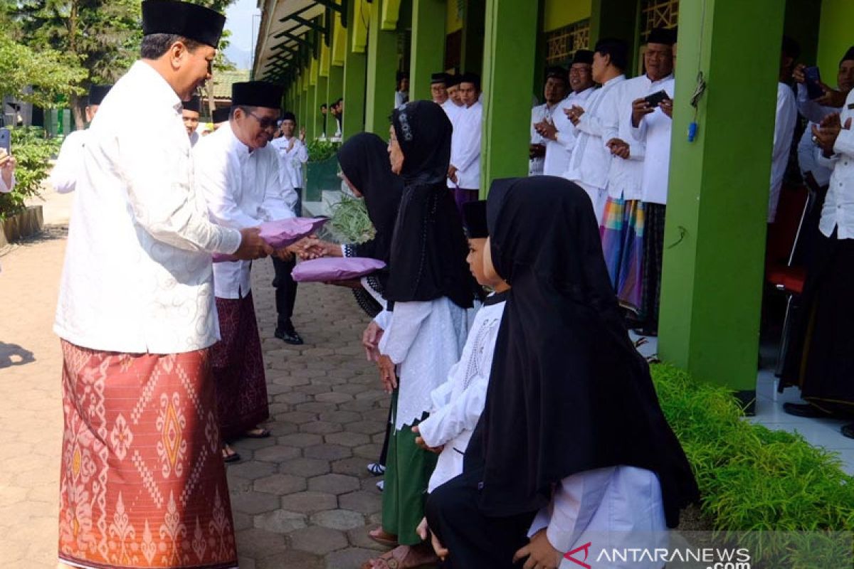 Pemkot Magelang serahkan apresiasi kepada santri teladan