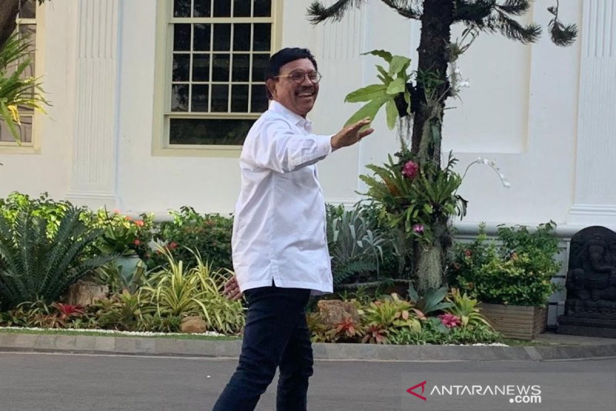 Johny G Plate diikuti Agus Suparmanto berkemeja putih masuk Istana