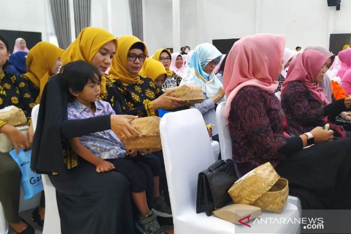 IIKT gunakan besek bambu kurangi sampah plastik