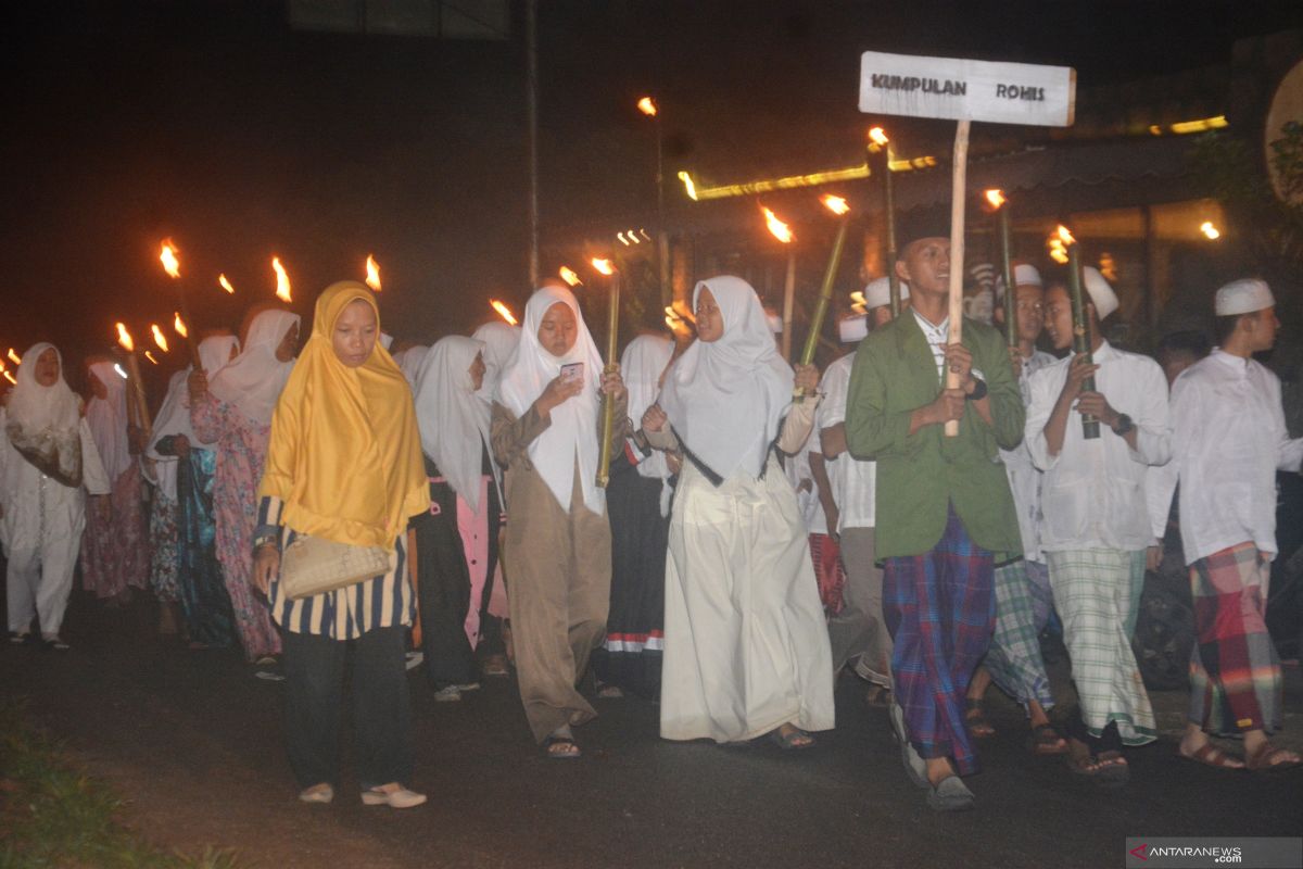 Pawai obor warnai hari santri di Lingga