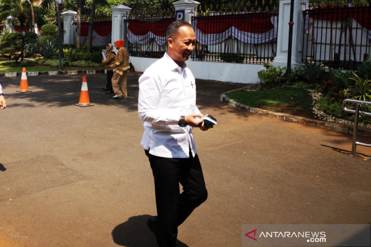 Menteri Sosial Kabinet Kerja Agus Gumiwang datang ke istana