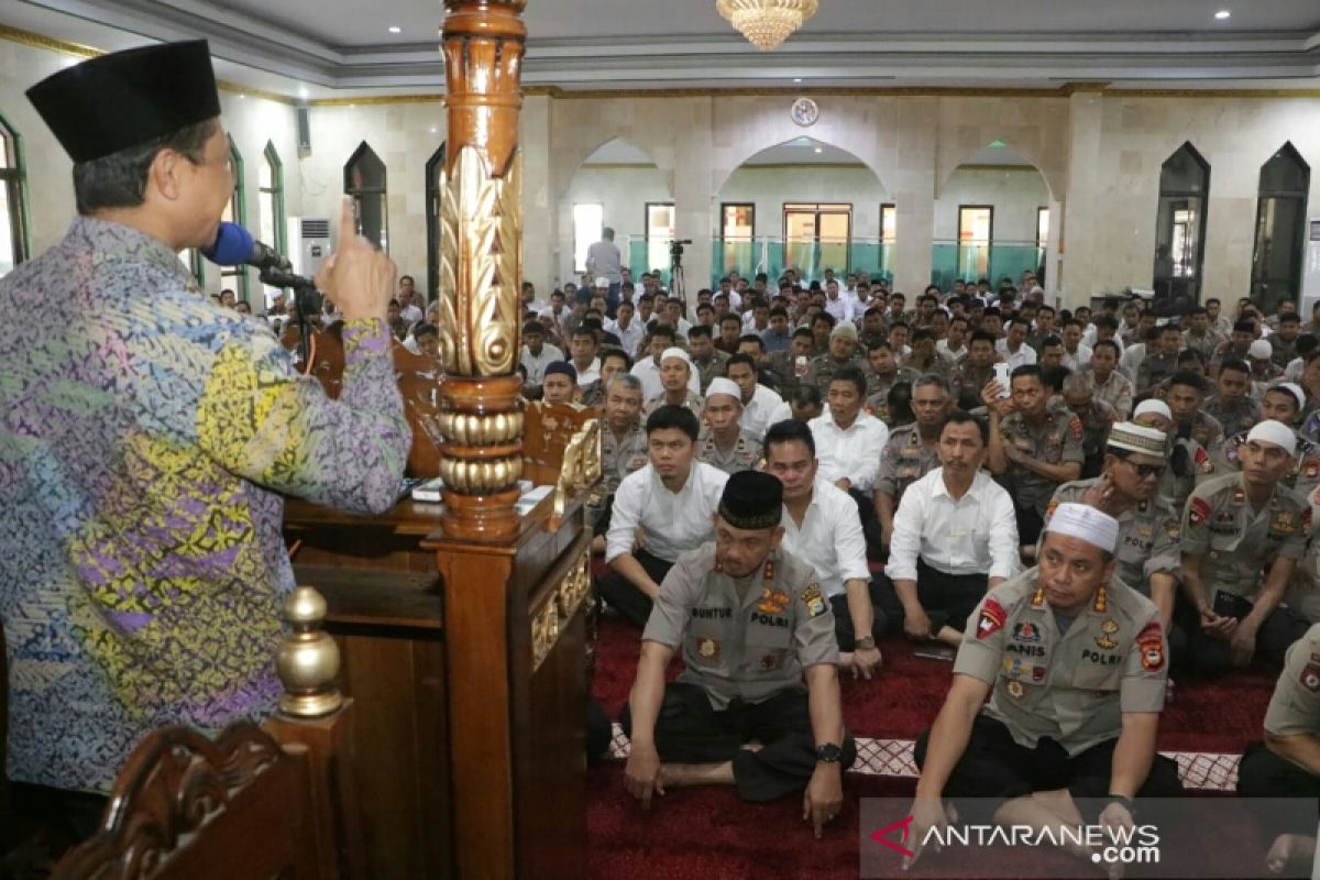 Imam Besar New York Shamsi Ali ceramah di hadapan polisi Polda Sulsel