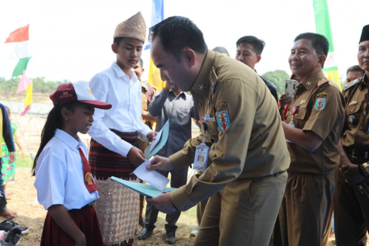 Bupati Adipati serahkan beasiswa kepada murid berprestasi