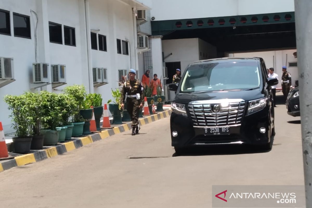 Wiranto bersama istri  tinggalkan RSPAD Gatot Soebroto