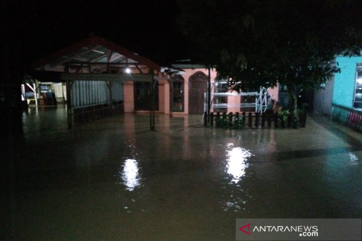 Sejumlah desa di Kecamatan Siabu dilanda banjir, warga mengungsi