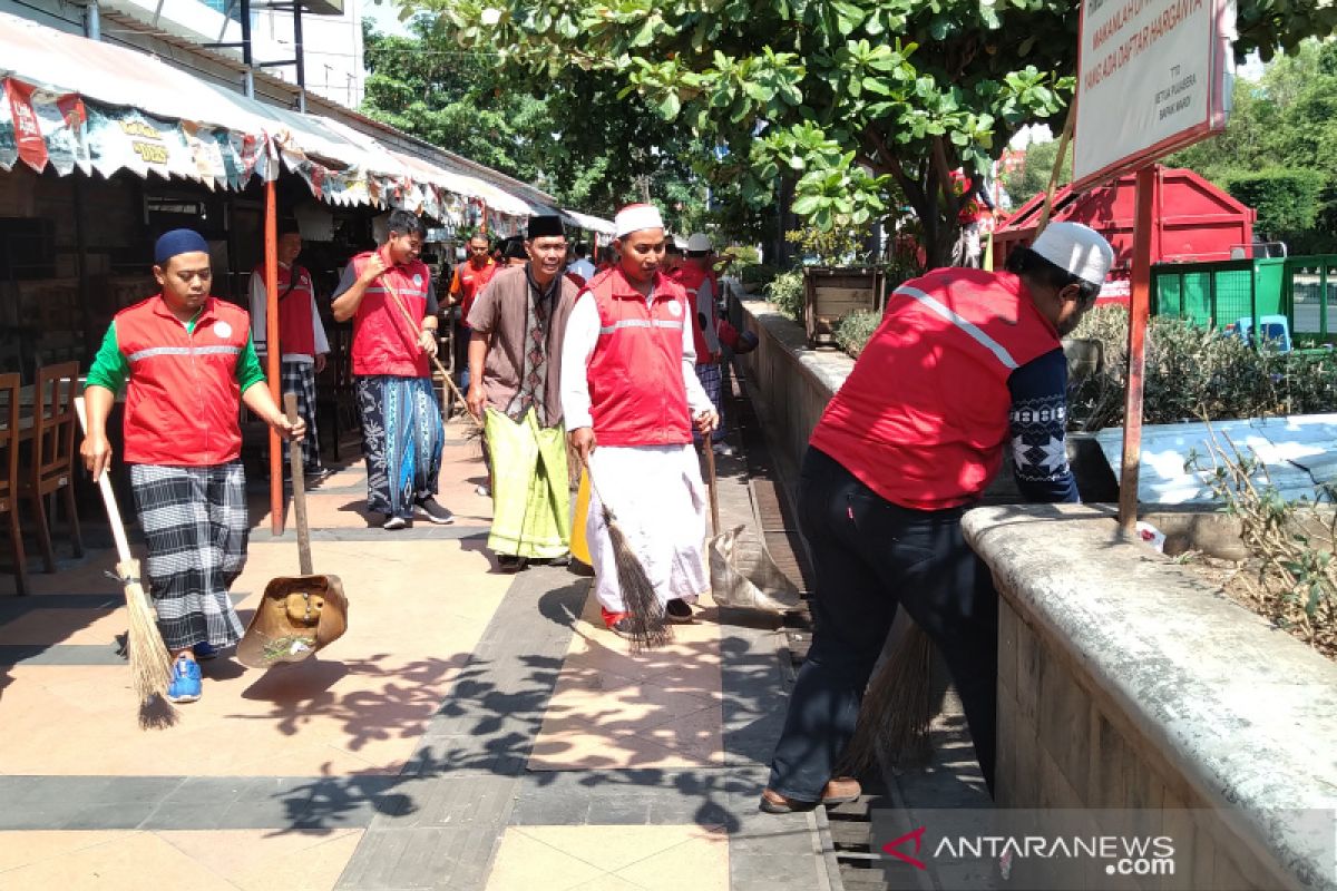 Hari Santri, penyapu jalanan di Semarang berpakaian ala santri