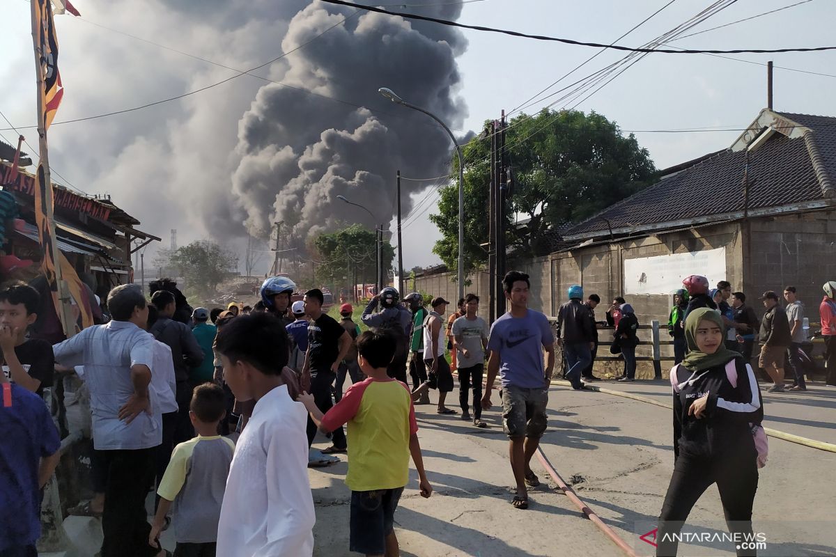 Pemadam: Dua kali suara ledakan terdengar sebelum kebakaran di Cimahi