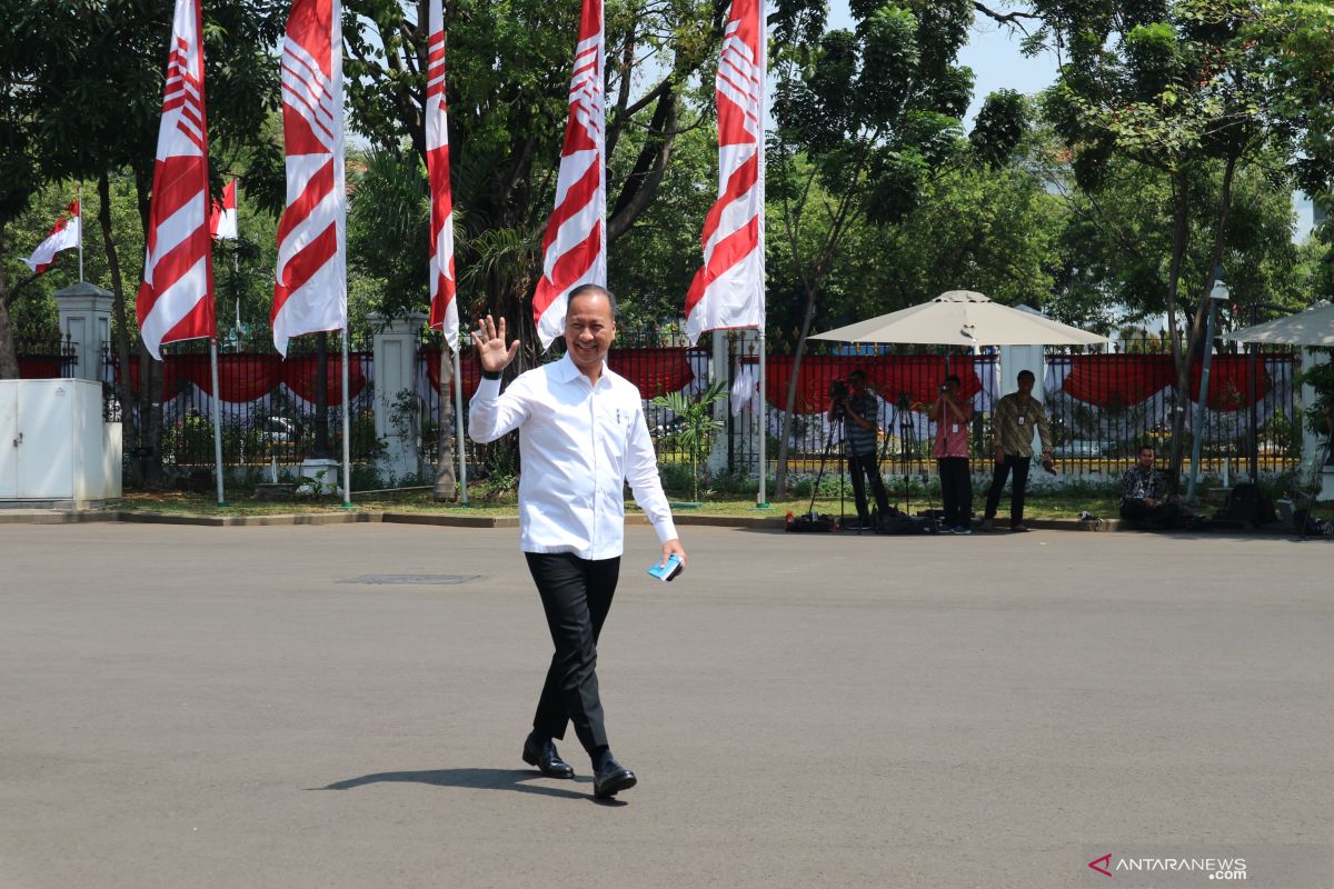 Mensos Agus Gumiwang Kartasasmita tiba di Istana Kepresidenan