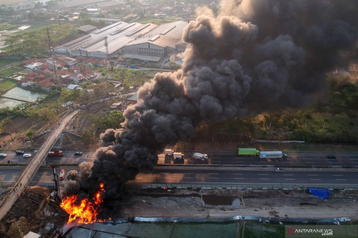 Kebakaran di Cimahi diduga akibat alat berat yang menancap pipa minyak