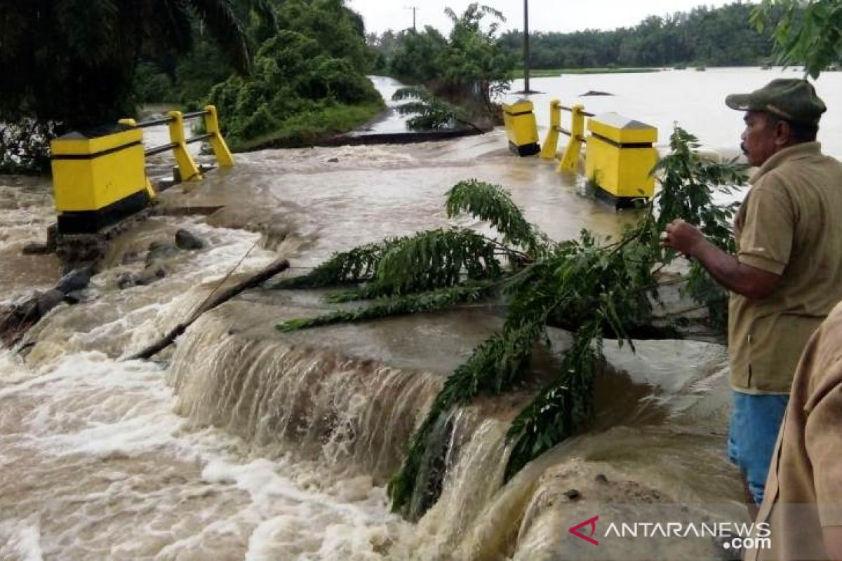 Rumah tergenang dan jalan amblas akibat banjir di Kabupaten Agam