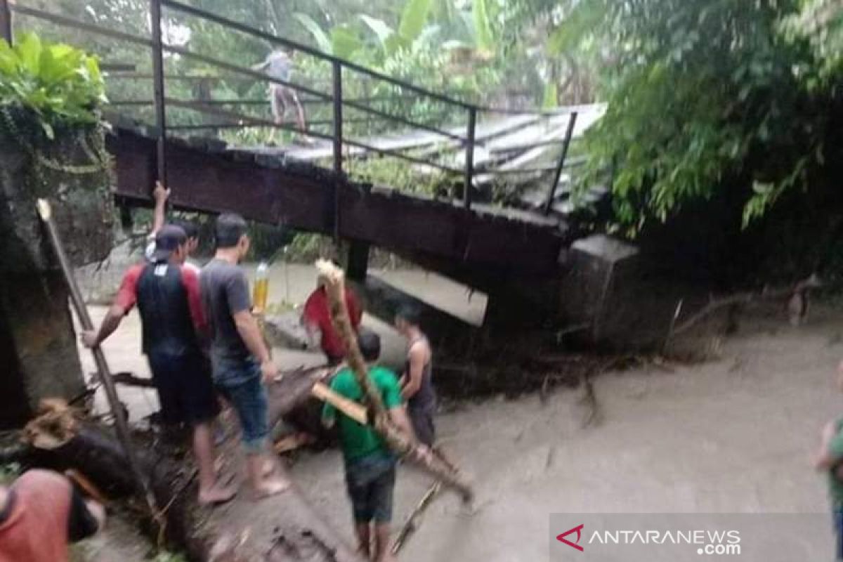 Jembatan Muawoi di Nias Utara nyaris rubuh