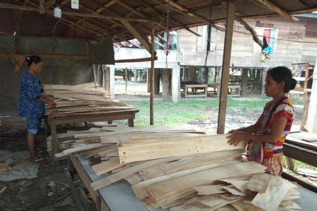 Perempuan Desa Sarang Burung punya kerja sampingan rangkai kayu lapis