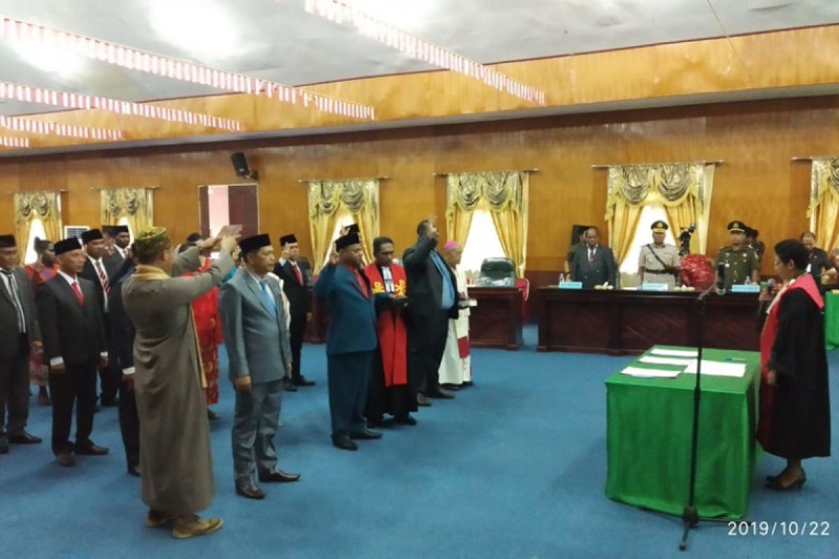 25 anggota DPRD Asmat dilantik