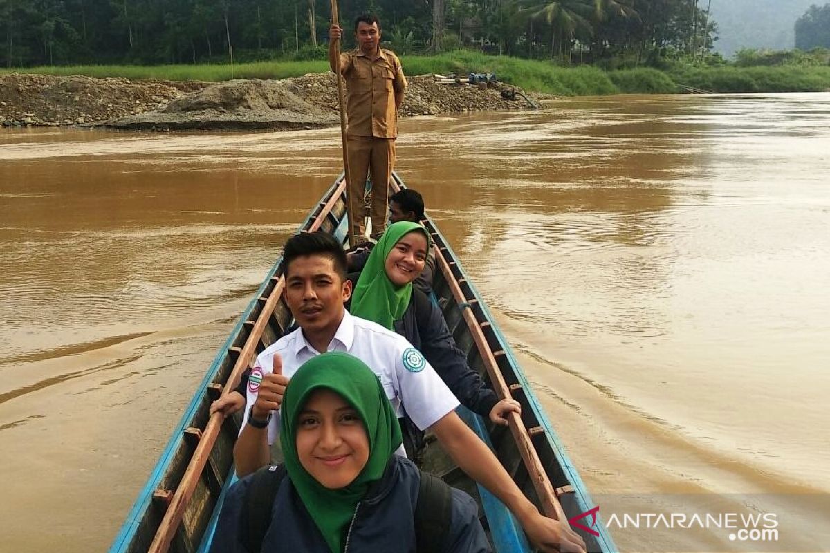 Petugas BPJS Kesehatan naik perahu sosialisasikan JKN KIS di Nagari Ulang Aling Selatan