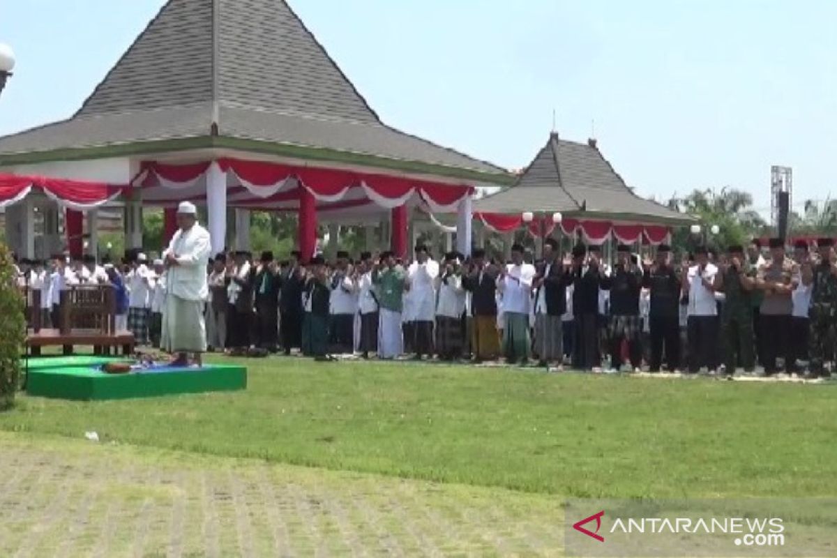 Bupati Madiun bersama ribuan santri shalat minta hujan