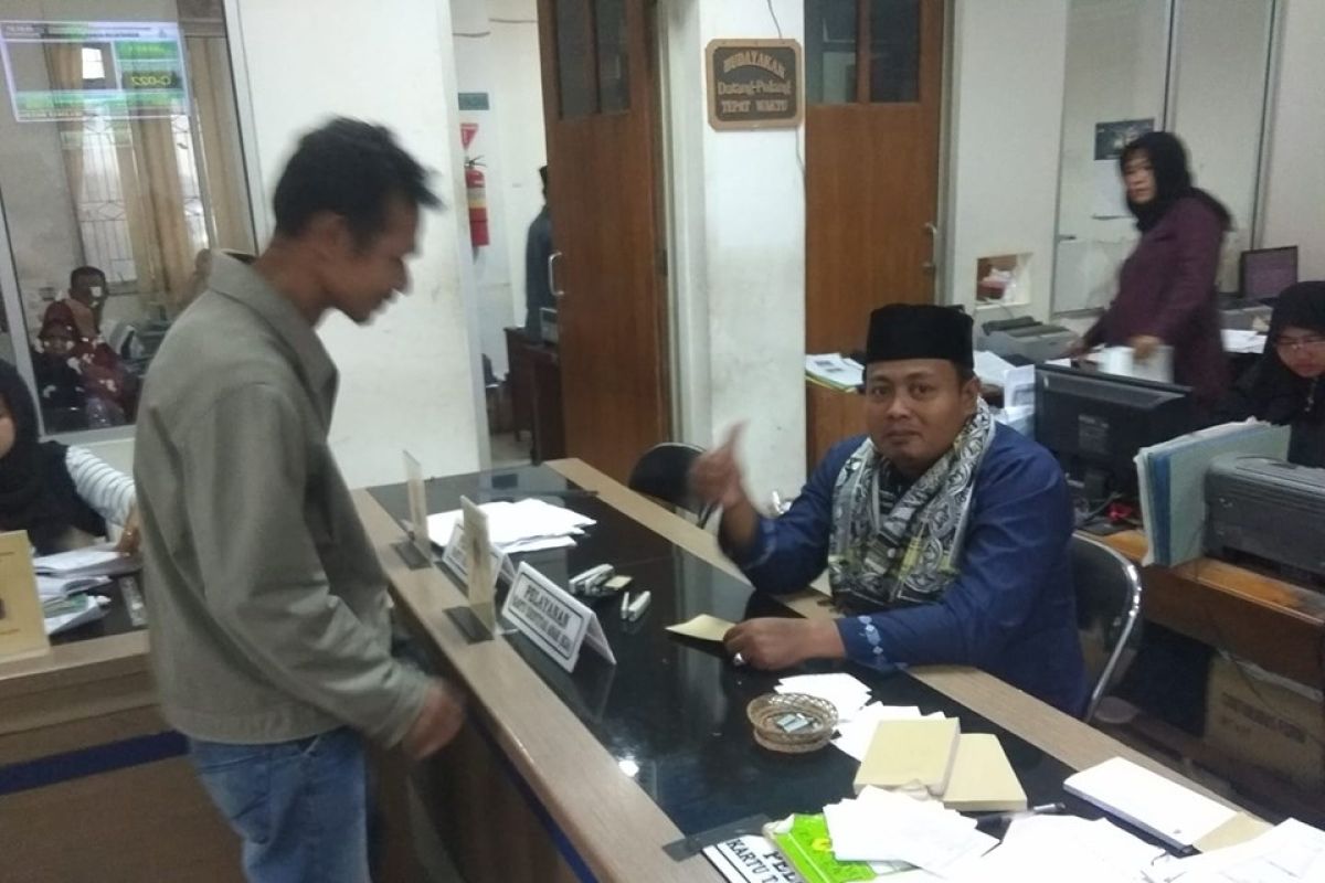 Pelayanan masyarakat di Lebak gunakan sarung dan peci hitam