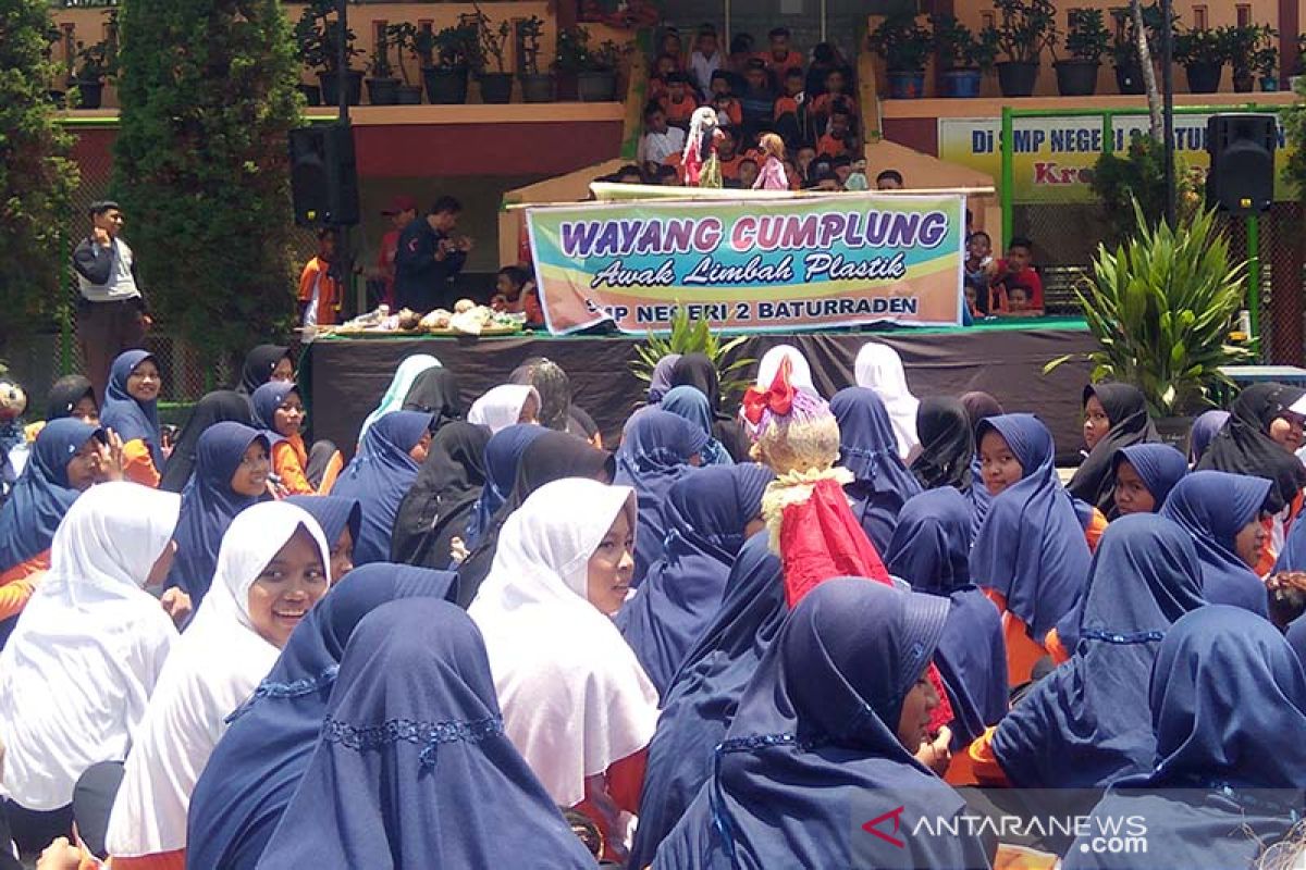 Siswa SMPN 2 Baturraden ubah barang bekas jadi wayang