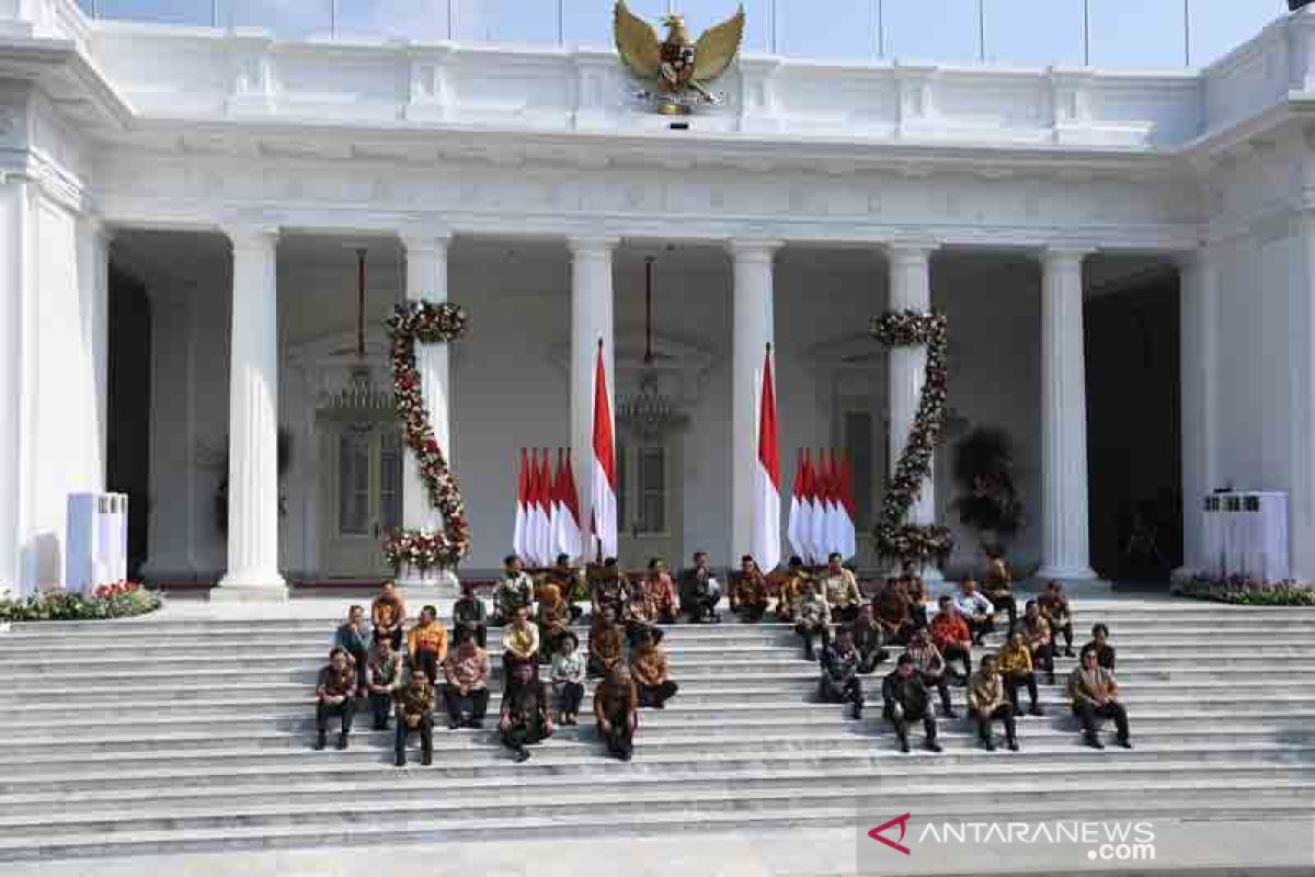 Presiden Jokowi minta jajaran menteri jangan korupsi