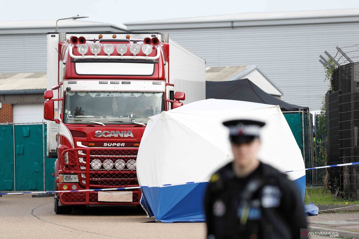 16 migran ditemukan di dalam kontainer tersegel di feri menuju Irlandia