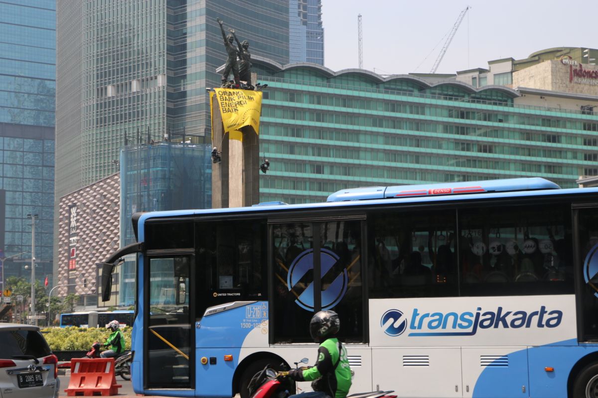 Greenpeace pasang spanduk raksasa di Bundaran HI Jakarta