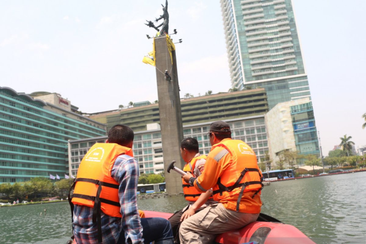 Polisi gunakan perahu bernegosiasi dengan peserta aksi di Bundaran HI