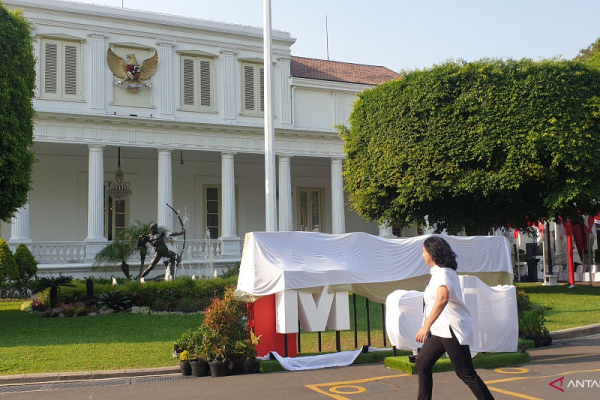 Gerai foto pelantikan  kabinet hiasi halaman istana