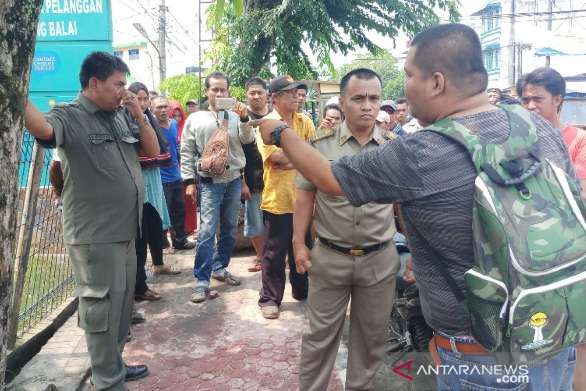 Satpol PP Tanjungbalai dan pedagang bundaran PLN nyaris bentrok