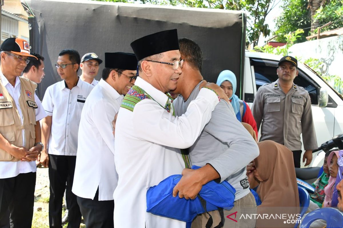 Bupati HSS serahkan bantuan tanggap darurat korban kebakaran Bayanan