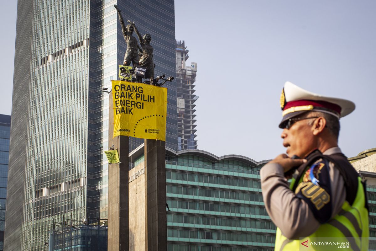 Lima pembentang spanduk "Orang Baik pilih Energi Baik" di Tugu Pancoran diamankan