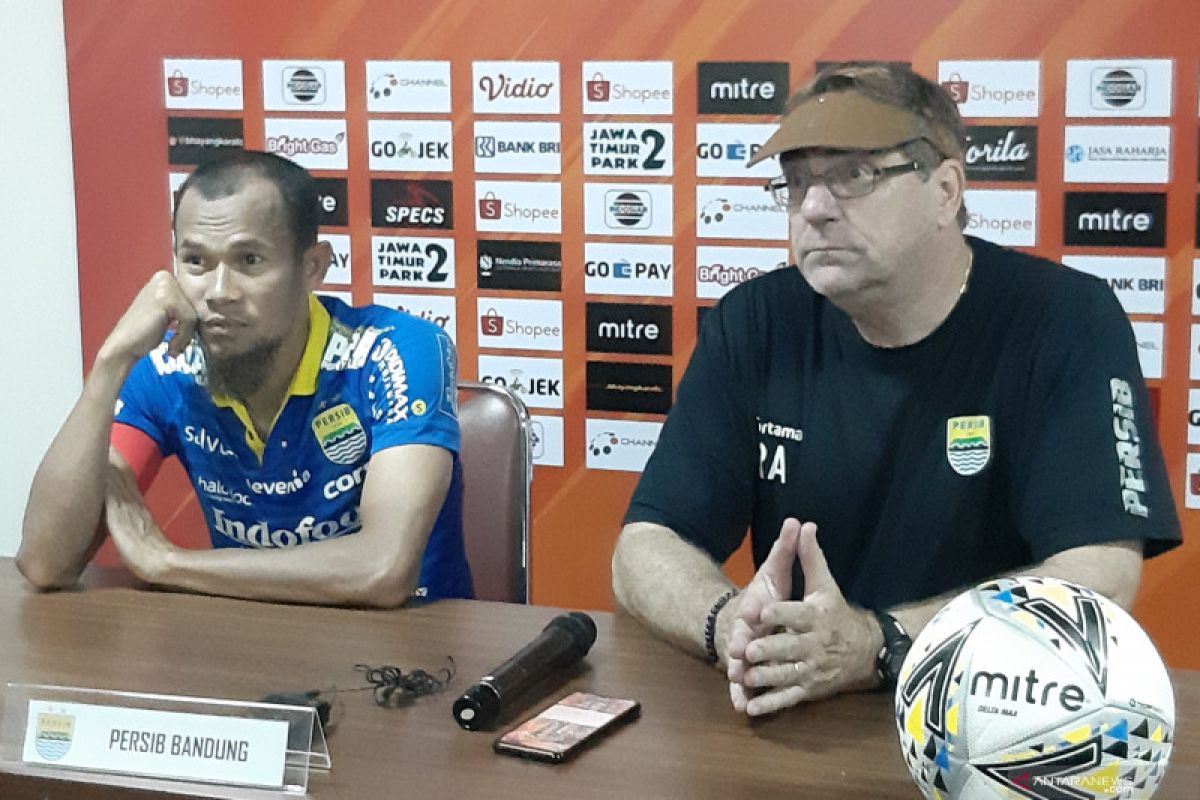 Pelatih Persib Robert Alberts nyatakan timnya pantas mendapatkan satu poin