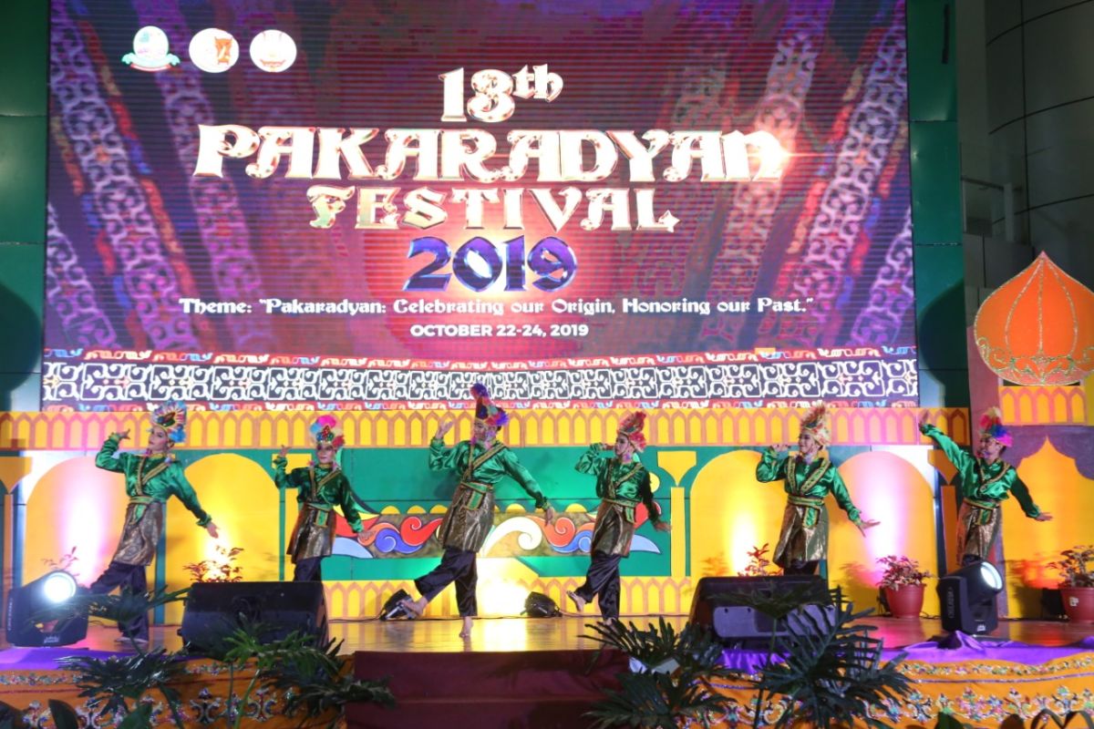 Tarian Indonesia pukau pengunjung Festival Pakaradyan di Kota Tagum, Filipina