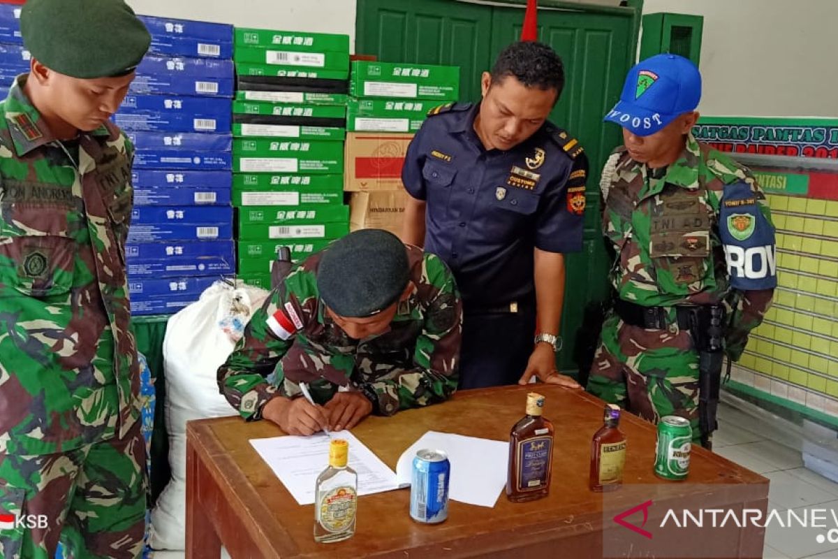 Satgas Pamtas serahkan ribuan botol minuman keras serta pakaian bekas