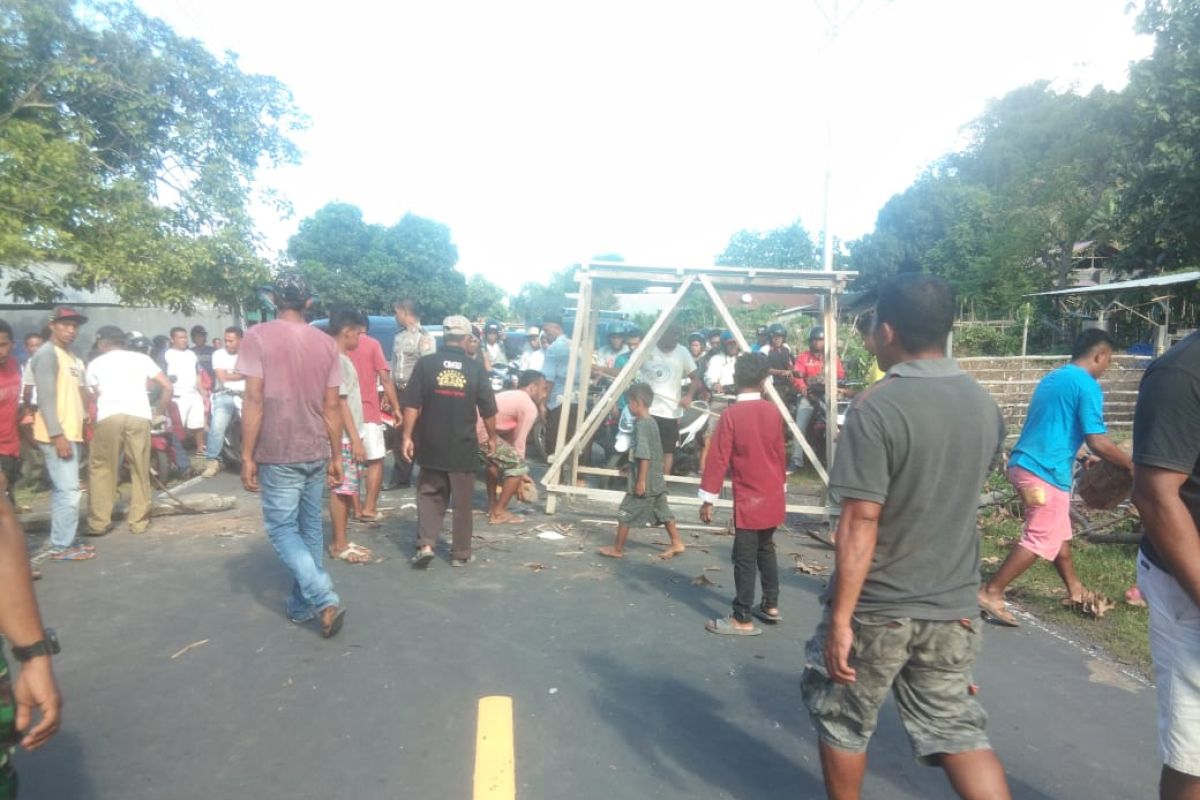 Warga Tobelo Selatan palang jalan lintas Halmahera