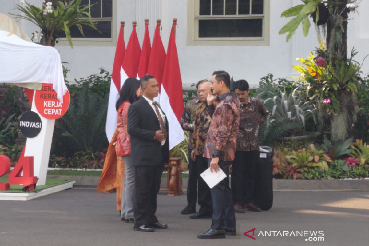 Calon menteri dan pejabat berdatangan ke Istana Presiden