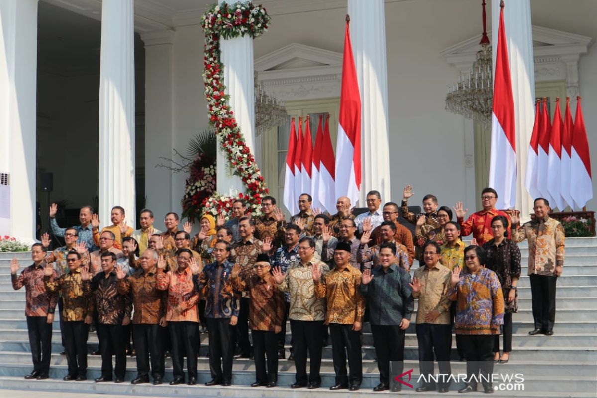 Belasan menteri dipercaya Presiden Jokowi tetap jabat lembaga sama