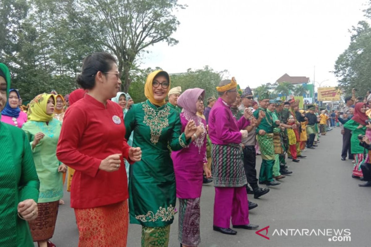 Jepin massal-berbusana baju kurung terbanyak catat rekor MURI