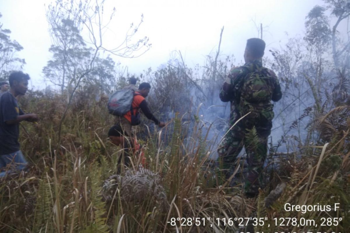 Petugas masih berjuang padamkan api di Gunung Rinjani