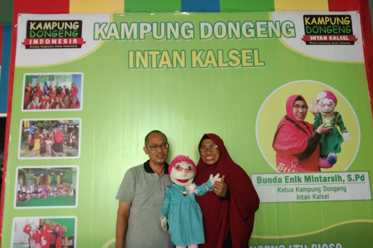 Enik Mintarsih, mendongeng untuk anak-anak hingga kakek-nenek