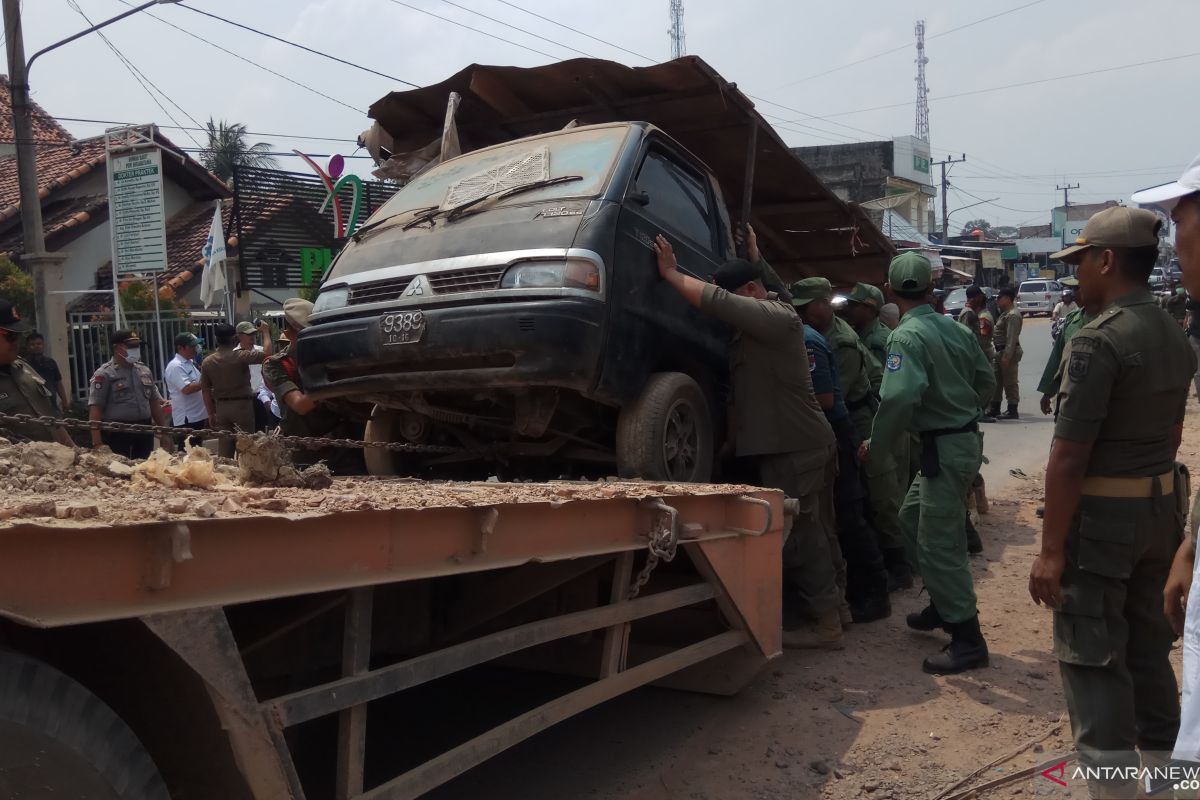 Satpol PP tertiban  Pasar Simpang Pematang