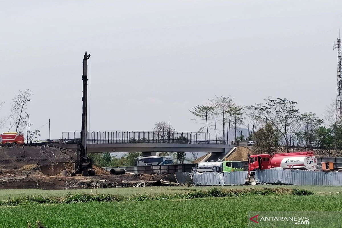 Polisi periksa pekerja proyek di area kebakaran pipa minyak di Cimahi