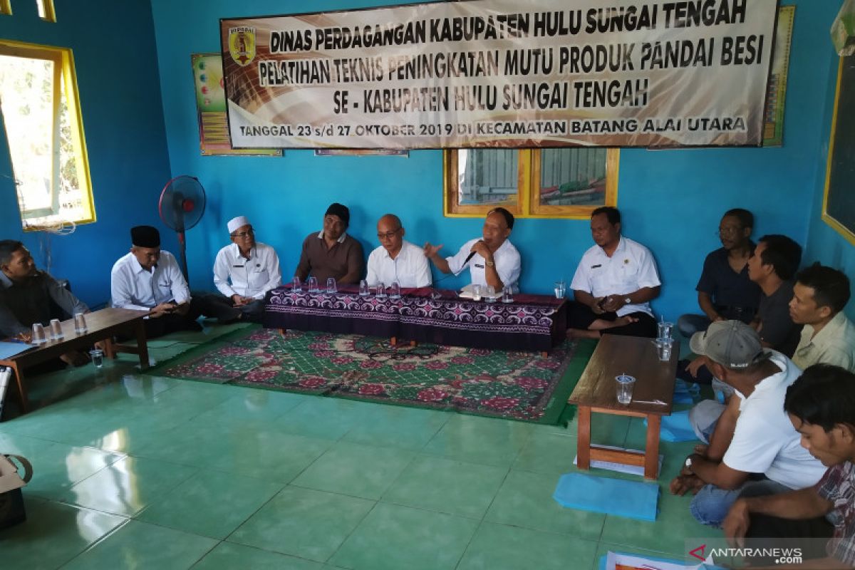 John Kennedy latih para pandai besi di Kabupaten HST