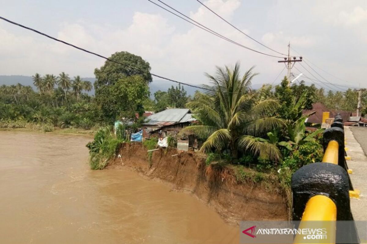 Hujan, puluhan rumah di bantaran sungai di Tapsel terancam longsor