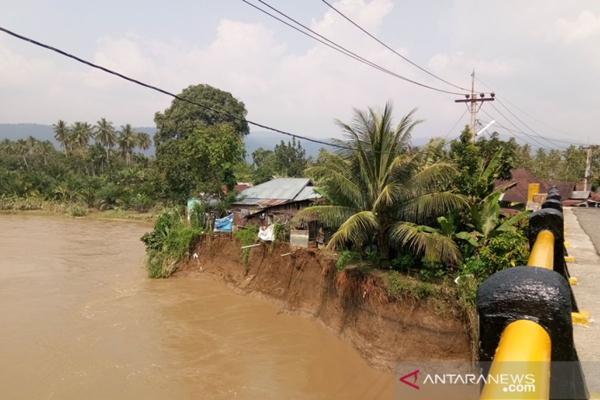 Puluhan rumah di bantaran Sungai Batang Angkola terancam longsor