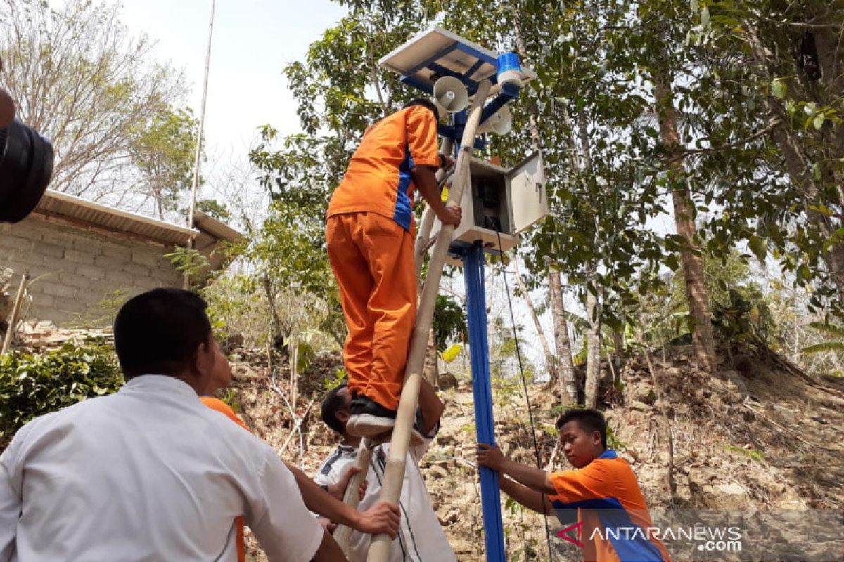 SMKN Pundong Bantul memasang alat deteksi tanah longsor di Seloharjo