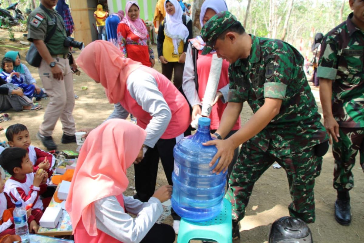 Satgas TMMD ajak anak-anak kurangi penggunaan plastik