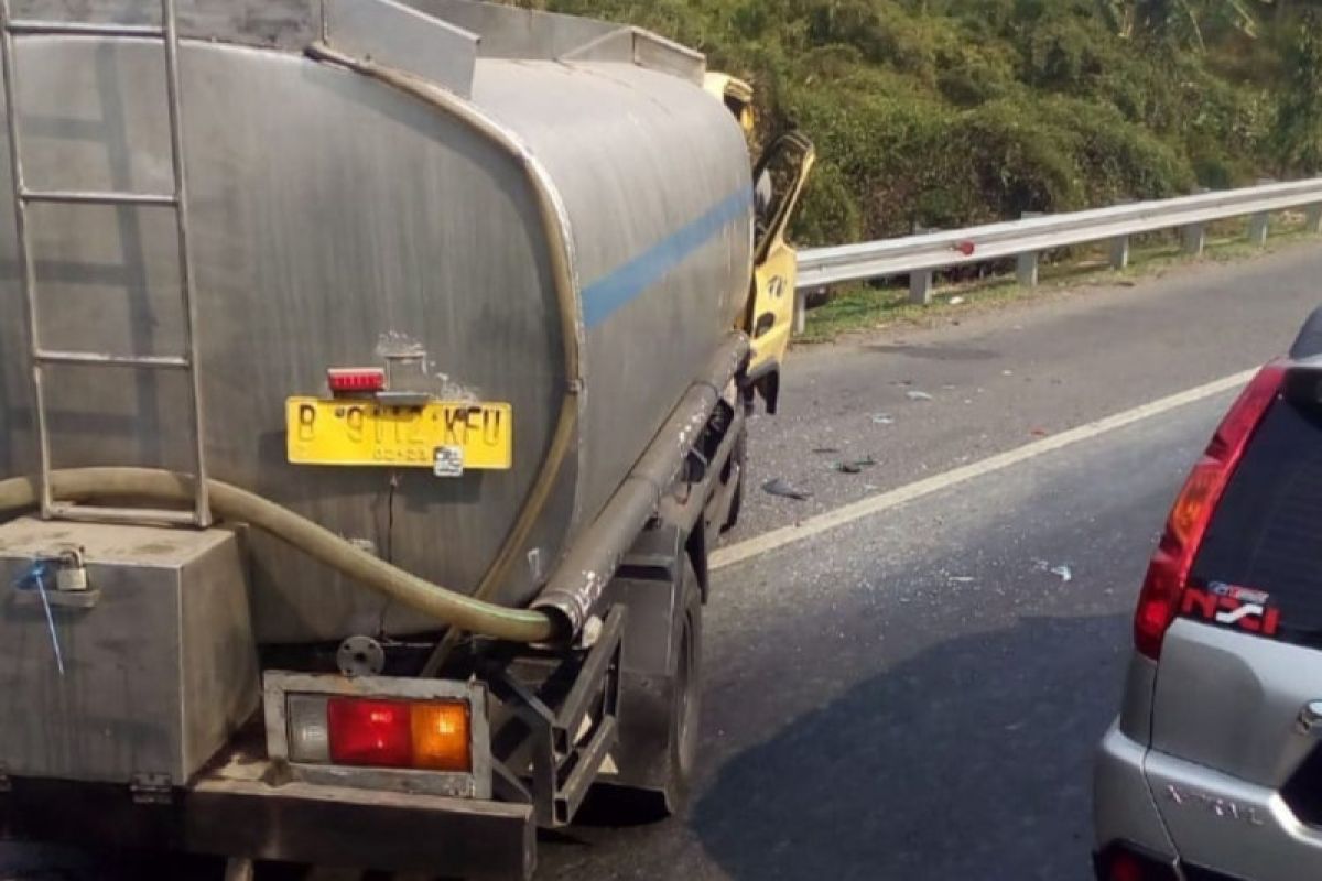 Kecelakaan truk minyak sayur hambat lalin KM12 Tol Cibubur